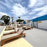 فندق Adelais Bay 3*