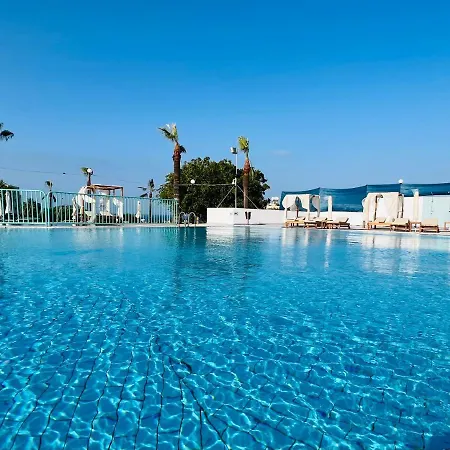 Adelais Bay 3*