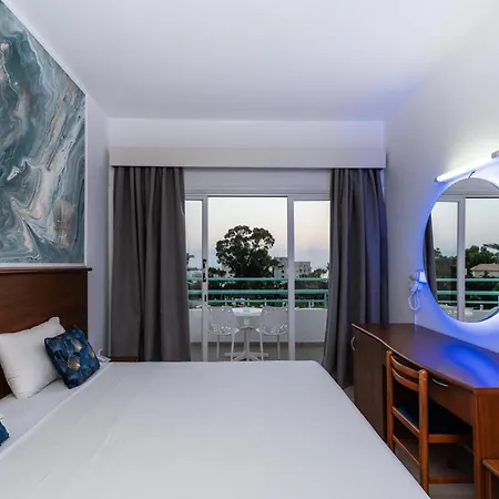 Adelais Bay 3*