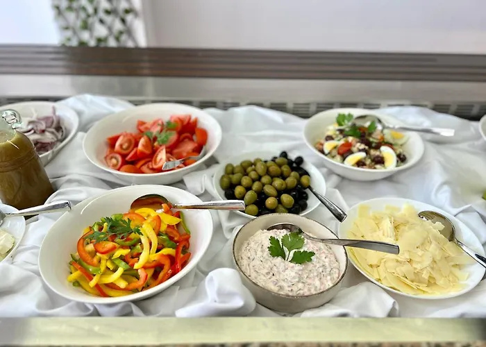 מלון Adelais Bay 3*