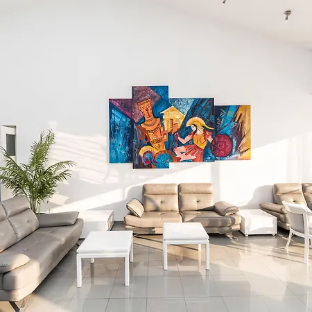 Adelais Bay Hotel 3*