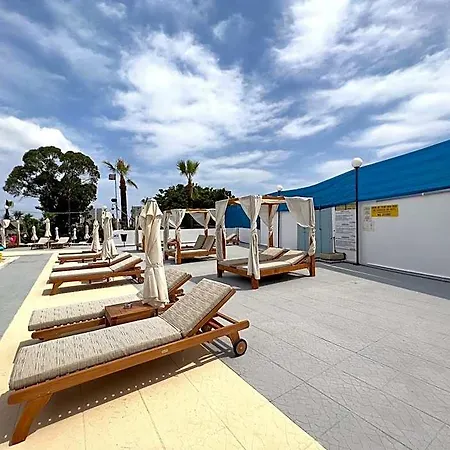 Hotel Adelais Bay
