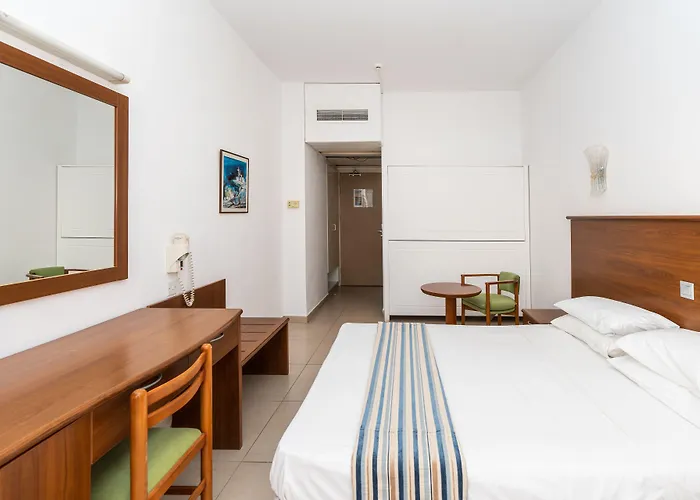 Adelais Bay Hotel 3*