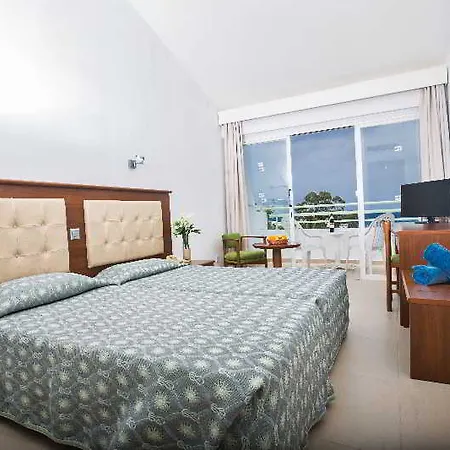 Adelais Bay فندق